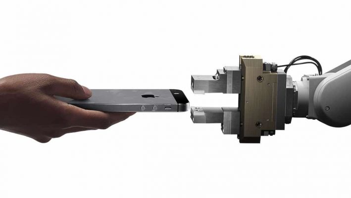 Daisy Robot Smonta iPhone di Apple